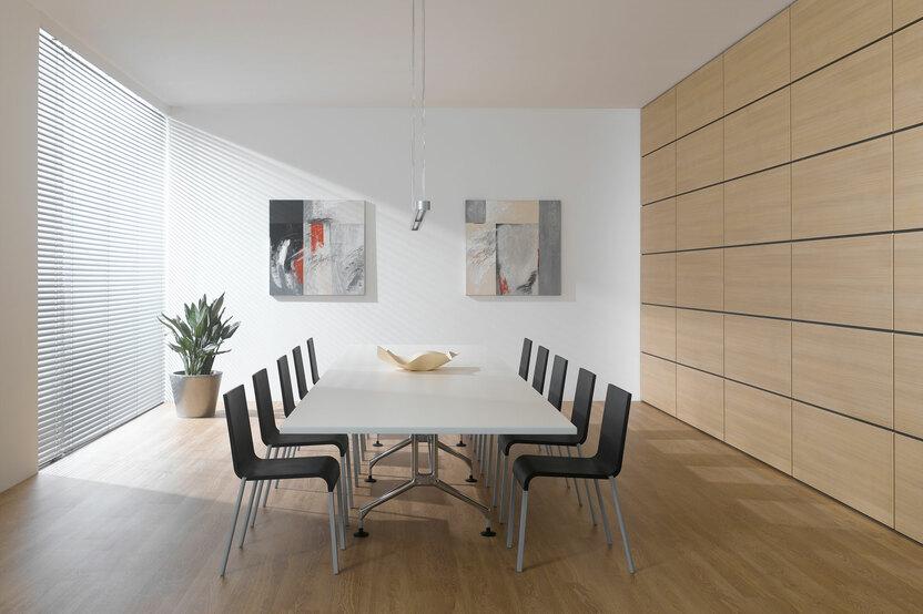 Impression eines Konferenzraumes im Hotel mit Einbauschrank aus Massivholz und weißem Konferenztisch