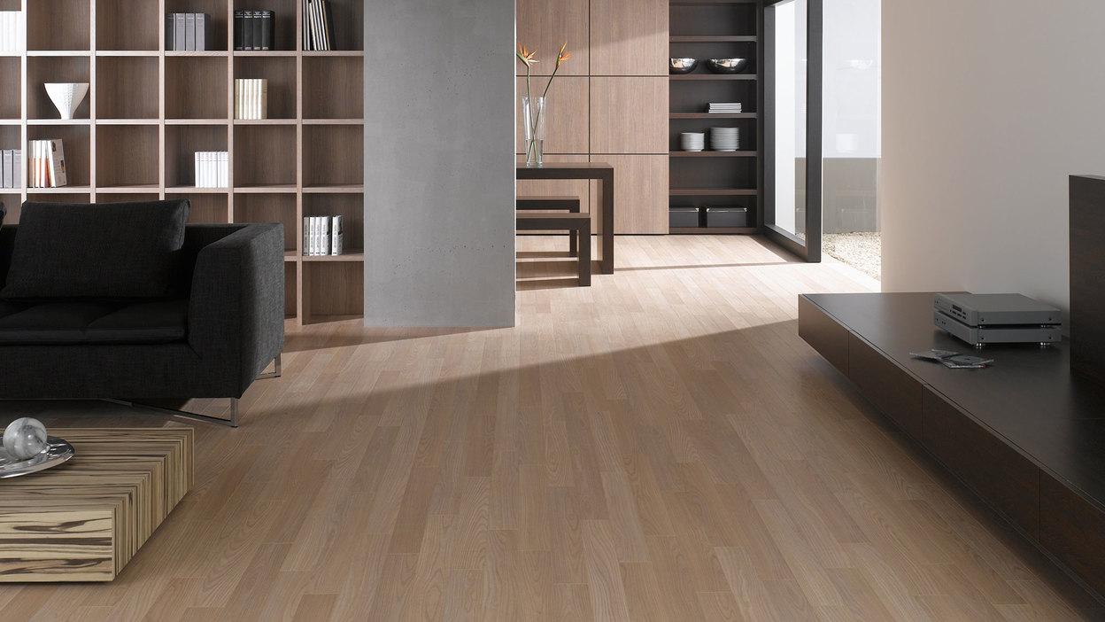 Offene Wohnraumimpression mit Einbauregal in Trennwand Offene Wohnraumimpression mit Einbauregal für Bücher und Dekoration in Trennwand mit hellem Holzboden