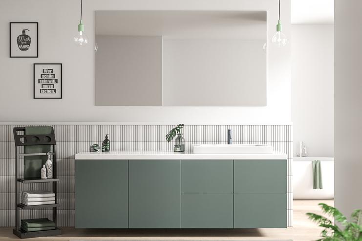 Elegantes, minimalistisches Bad nach Maß mit grünen Unterschränken, weißen Metrofliesen und stilvollen Hängeleuchten.