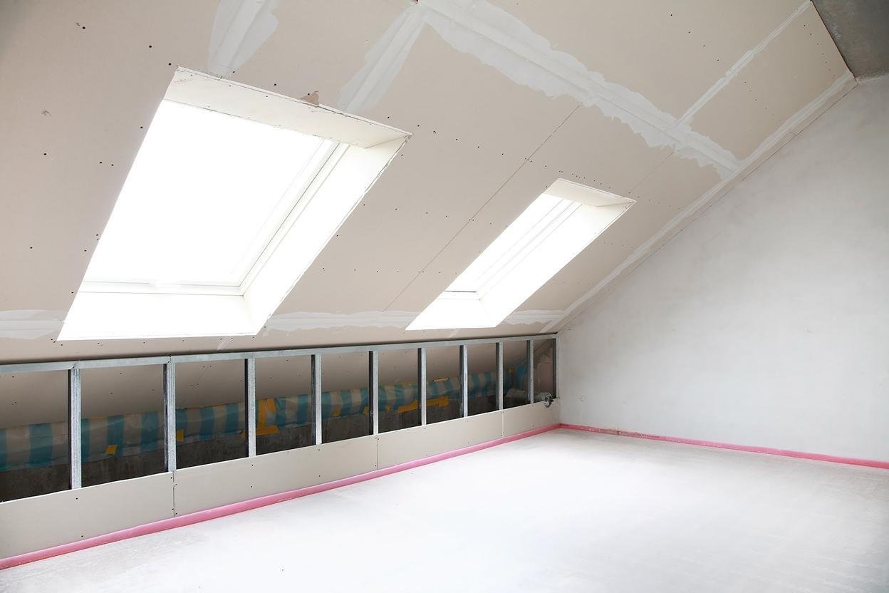 Rohbau - Dachschräge mit zwei Fenstern Rohbau - Dachschräge mit zwei Fenstern